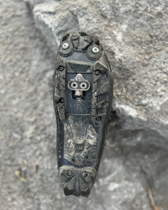 The ultra stiff carbon sole is protected by replaceable guards that also provide grip when things get rocky muddy. 